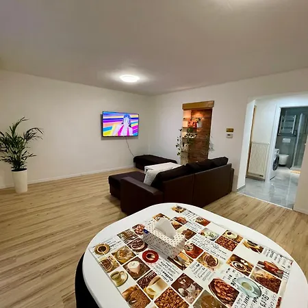 Park, 24h Checkin & Centre W Free Parking Apartment